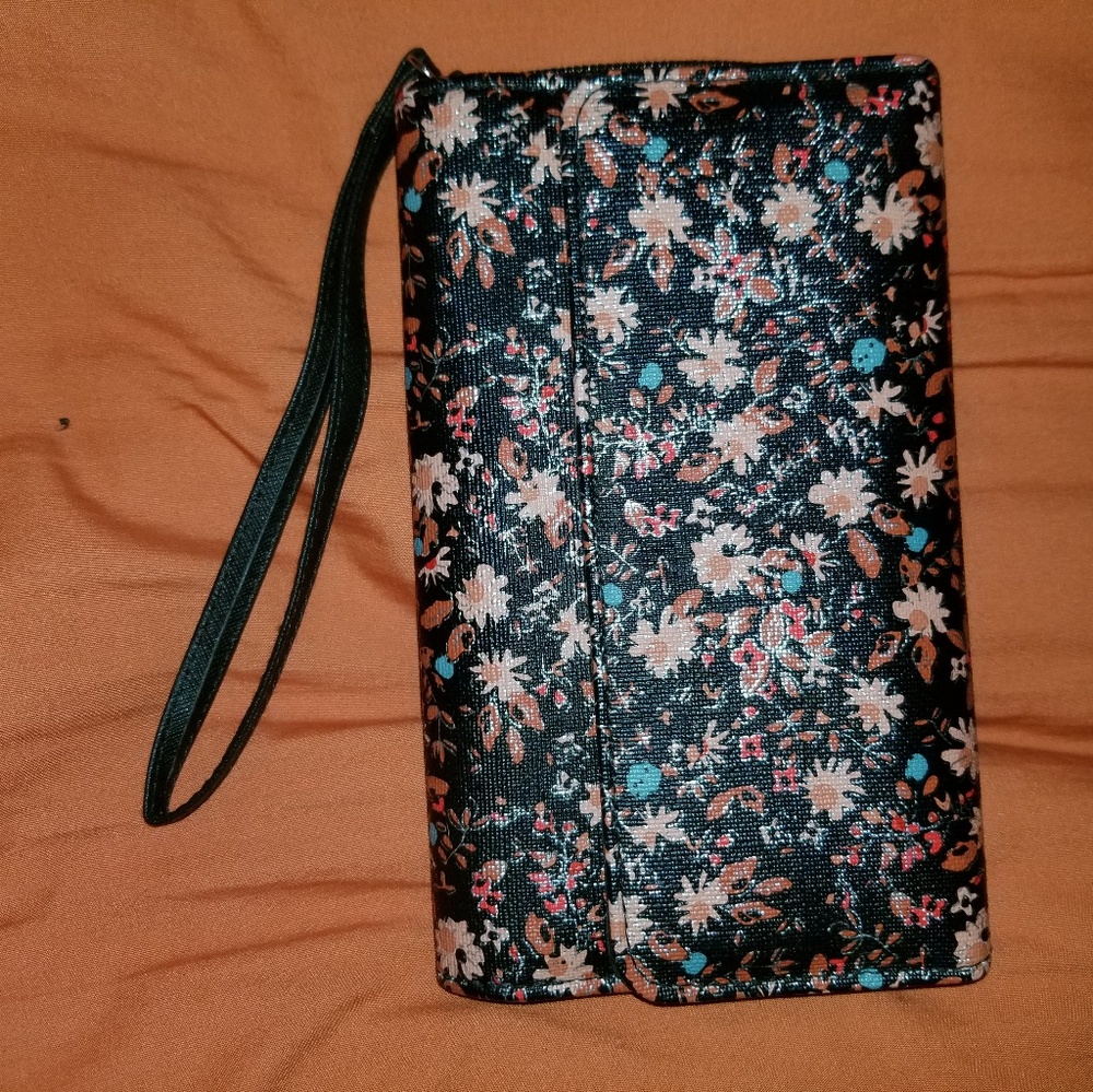 Floweral wristlet wallet